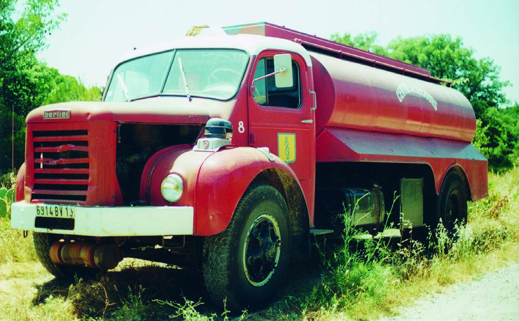 Camions militaires dans le feu et l'eau